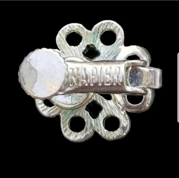 NAPIER VINTAGE SILVERTONED SCREW BACK/CLIP ON EARRINGS - Picture 2 of 3